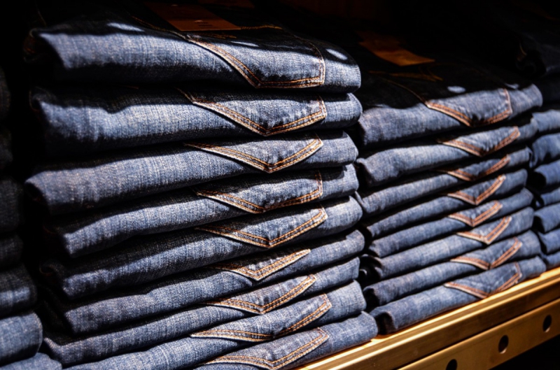 magasin-LE REVEST LES EAUX-min_jeans_pants_blue_shop_shopping_shelf_exhibition_buy-940702